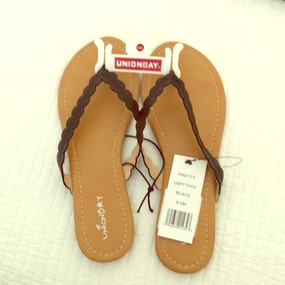 New Union Bay Black women’s flip flips